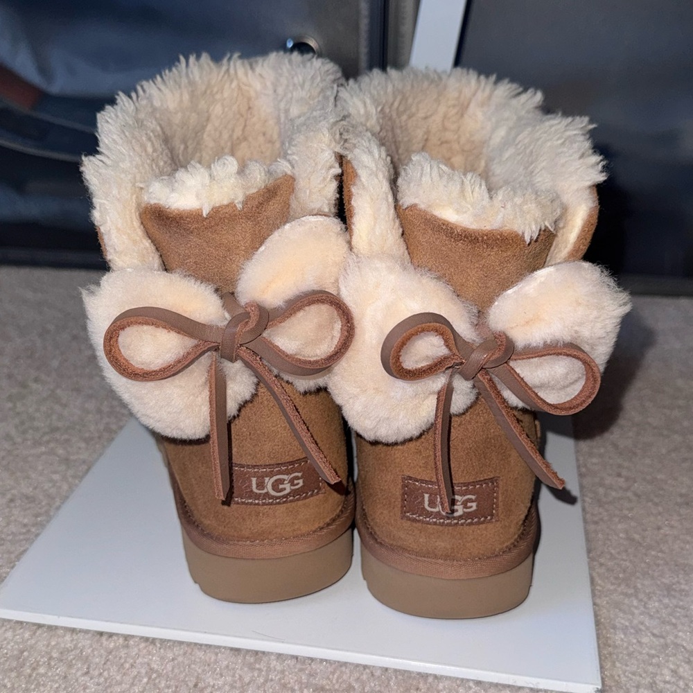 UGG Short Shearling Bow Mini Shearling Boots in Chestnut Suede Women’s Size 9